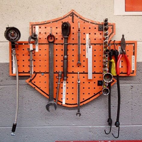 Harley holder from peg board. Use for kitchen utensils Motocykle Harley Davidson, Harley Davidson Decor, Harley Davidson Crafts, Harley Davidson Gifts, Bmw R100, Harley Davidson V Rod, Hexagon Shelves, Motorcycle Decor, Motorcycle Shop