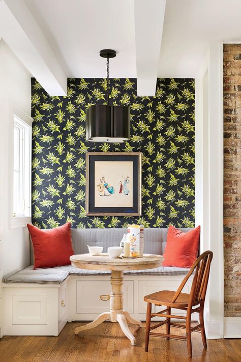 Beautiful Wallpaper Ideas | This bold wallpaper makes a statement by shining a direct light on this cozy breakfast nook. The key to decorating with striking wallpaper is to add neutral pieces to the room. #southernliving #decorideas #homedecor #southernliving Holly Williams, Breakfast Nook Bench, Eating Nook, Dining Room Nook, Nook Bench, White Colonial, Room Nook, Breakfast Nook Ideas, Sheila E