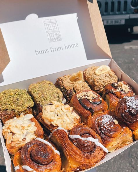 buns from home’s Instagram profile post: “Who are you sharing this selection box with this weekend? 🤔 #bunsfromhome #buns #nottinghill #hollandpark #coventgarden #bank #pastry…” Pastry Display Ideas, Baked Goods Display, Buns From Home, Pastries Aesthetic, Pastry Aesthetic, London Bakery, Pastry Packaging, Chelsea Bun, Gourmet Box