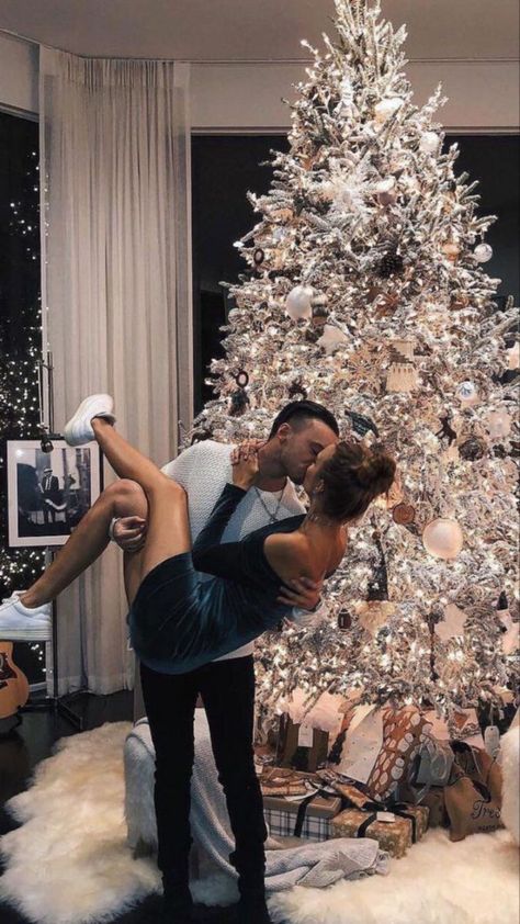 Christmas Couple Pictures, Christmas Poses, Instagram Couples, Foto Baby, Winter Photo, Christmas Photoshoot, Couples Images, Cute Couples Photos, Christmas Couple