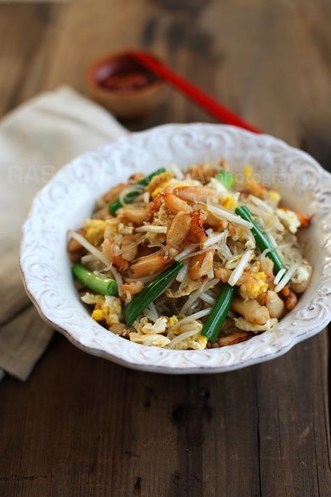 This easy crab noodles are made with mung bean threads (cellophane noodles) and crab meat. Delicious crab noodles recipe for any occasions. | rasamalaysia.com Mung Bean Noodle Recipes, Pad Woon Sen Recipe, Crab Noodles, Korean Crab, Glass Noodle Salad, Cellophane Noodles, Foods Ideas, Blue Crabs, Asian Noodle