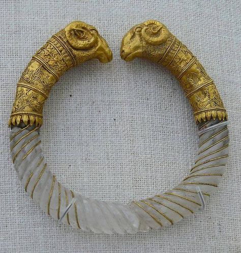 Ancient Greek Jewelry, Ancient Jewels, Ancient Greek Art, Ancient Jewellery, Historical Jewellery, Gold Armband, Greek Jewelry, Greek Art, Ancient Jewelry