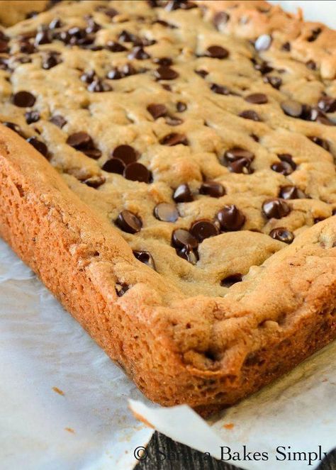 Brown Butter Blondies are the perfect recipe with a soft chewy center, and crispy edge making them a chocolate chip cookie favorite for dessert from Serena Bakes Simply From Scratch. #chocolatechipcookies Brown Butter Blondies, Hot Chocolate Fudge, Future Chef, Chocolate Chip Cookie Cake, Slow Cooker Desserts, Dessert Aux Fruits, Cookie Bar, Easy To Make Desserts, Bar Cookies