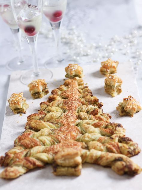 This fun savoury pastry is made in the shape of a Christmas tree. It's eally easy and fun to make when having friends around for festive drinks. Pesto Christmas Tree, Christmas Buffet Ideas, Holiday Party Food Appetizers, Savoury Pastry Recipe, Christmas Dinner Recipes Easy, Savoury Pastry, Savory Pastries, Easy Christmas Dinner, Puff Pastry Appetizers