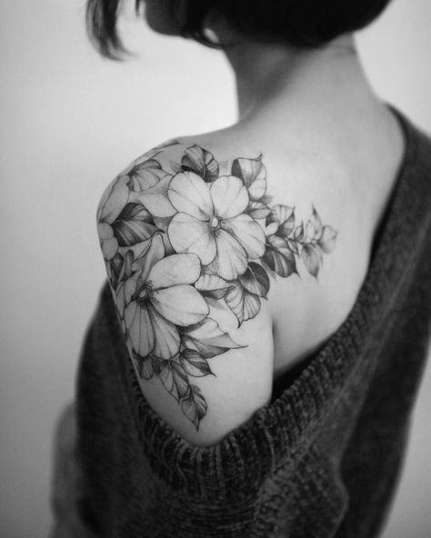 Top Arm Tattoo Women, Shoulder Cap Tattoo, Floral Back Tattoos, Floral Tattoo Shoulder, Tattoo Shoulder, Stylish Tattoo, Beautiful Flower Tattoos, Flower Tattoo Shoulder, Back Of Shoulder Tattoo