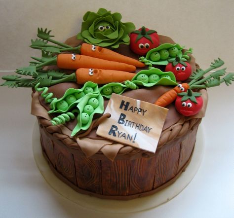 Happy Vegetables! - I made this for my brother who is a farmer. It is a combination of fondant and modeling chocolate. Thanks to all the cc'ers for the basket inspiration! Farmer Cake, Veggie Cake, Allotment Cake, Vegetable Garden Cake, Garden Theme Cake, Veggie Cakes, Torte Creative, Indian Cake, Basket Cake