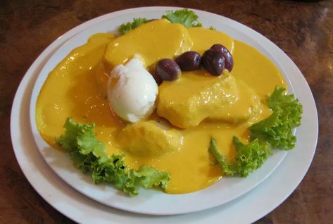 Peruvian Potatoes in Spicy Cheese Sauce Recipe Papa A La Huancaina Recipe, Peruvian Potatoes, Peruvian Dishes, Layered Potato, Peruvian Cuisine, Spicy Cheese, Cheese Sauce Recipe, Pisco Sour, Peruvian Recipes