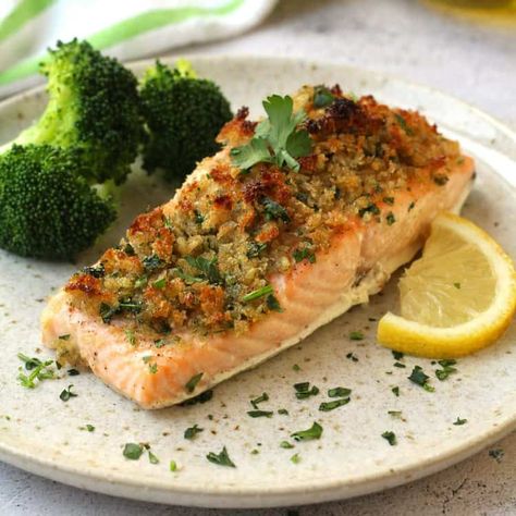 One of the easiest toppings for salmon, this baked salmon with breadcrumbs flavored with garlic, lemon and parsley is ready in less than 30 minutes! Crispy Baked Salmon, Italian Fish Recipes, Mangia Bedda, Oven Baked Salmon, Easy Baked Salmon, Baked Salmon Recipes, Friday Nights, Chopping Block, Italian Cooking