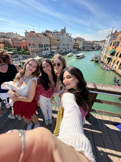 Florence With Friends, Rome With Friends, Travel Pictures Airport, Girl Best Friends Aesthetic, Italy With Friends, Bestie Vacation, Friend Adventures, Venice Italy Aesthetic, Bestie Travel