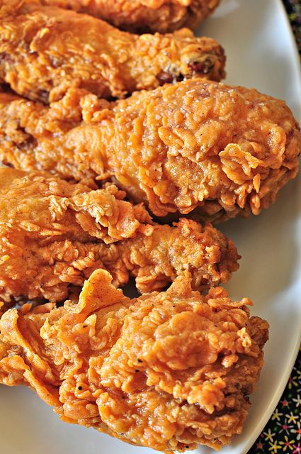 Copycat Popeye's Crispy Spicy Fried Chicken: this one is spectacular & totally holiday worthy! Spicy Fried Chicken, Cooking Challenge, Bakery Ideas, Crispy Fried Chicken, Wings Recipe, Munnar, Fried Chicken Recipes, Breast Recipe, Chicken Fried