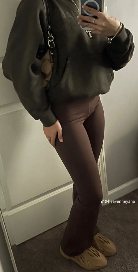 Yoga Pants Outfit Black Woman, Outfit With Leggings Winter, Dark Brown Leggings Outfit, Brown Sweat Pants Outfit, How To Style Brown Leggings, Brown Leggings Outfit, Short Sleeve Outfits, Brown Clothes, Brown Outfits