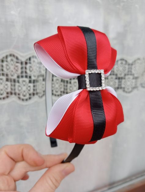 Christmas Hair Bows Diy, Christmas Hairbow, Christmas Headband Diy, Diy Wreath Bow, Girls Hair Bows Diy, Crochet Ornament Patterns, Diy Hair Accessories Ribbon, Christmas Card Ornaments, Christmas Hair Accessories