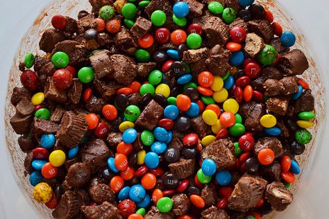 BEHOLD, the most terrifying salad on Earth. | How To Make The World's Best Candy Salad Diy Peanut Butter, Cookie Salad, Candy Salad, Chocolate Covered Peanuts, I Love Chocolate, Party Essentials, Kinds Of Salad, Buzzfeed Food, Sour Candy