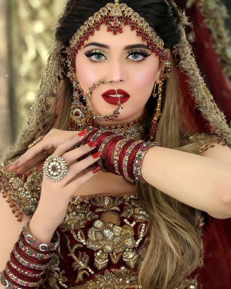 Kashees Bridal Makeup, Kashees Makeup, Kashee's Bridal Dresses, Pakistani Bridal Makeup Hairstyles, Barat Dress, Bridal Makeup Ideas, Bridal Makeup Images, Beautiful Bridal Dresses, Lehenga Red