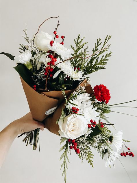 Nutcracker Flower Bouquet, Christmas Floral Bouquets, Diy Christmas Bouquet Ideas, Holiday Flower Bouquet, Small Christmas Bouquet, Christmas Flowers Aesthetic, Diy Christmas Bouquet, Flower Bouquet Christmas, Christmas Flowers Bouquet