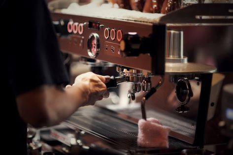 Close up barista making cappuccino, bart... | Free Photo #Freepik #freephoto #food #business #coffee #hand Square Donuts, Vintage Coffee Shops, Fresh Coffee Beans, Making Coffee, Coffee Pictures, Food Business, Green Coffee Bean, Coffee Photos, Free Coffee