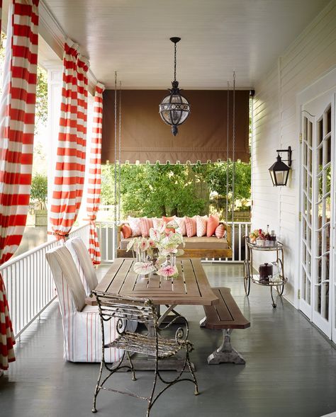 Why Designers Love Curtains on Screened In Porches Simple Fall Porch Decor, Modern Front Porch Ideas, Screened In Porch Furniture, House Beautiful Kitchens, Modern Front Porches, Striped Curtains, Porch Furniture, Fall Decorations Porch, Interior Design Diy