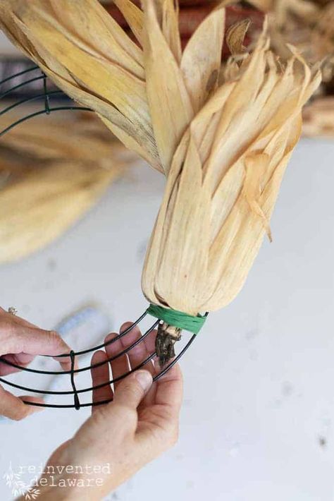 Easy $5 Corn Husk Wreath - How to Make This DIY Fall Project - Reinvented Delaware Diy Corn Husk, Corn Husk Wreath, Corn Husk Crafts, Wreath For Fall, Easy Corn, Corn Stalks, Dried Corn, Corn Husk, Diy Fall Wreath