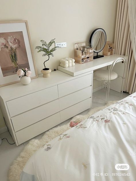 家居 inspo habitación diseño cute aesthetic room deco bedroom house decor stationery desk inspo White Room Decor, Dekorasi Kamar Tidur, Redecorate Bedroom, Cozy Room Decor, Minimalist Room, Apartment Decor Inspiration, Room Design Bedroom, Room Makeover Bedroom, Room Makeover Inspiration