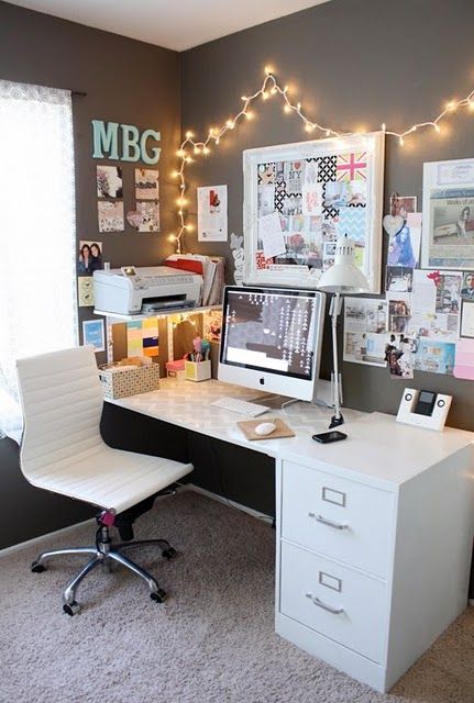 love the twinkle lights. Graduation Tips, Desk Areas, Workspace Inspiration, Craft Room Office, Design Del Prodotto, Home Office Ideas, Office Inspiration, Eclectic Home, College Student