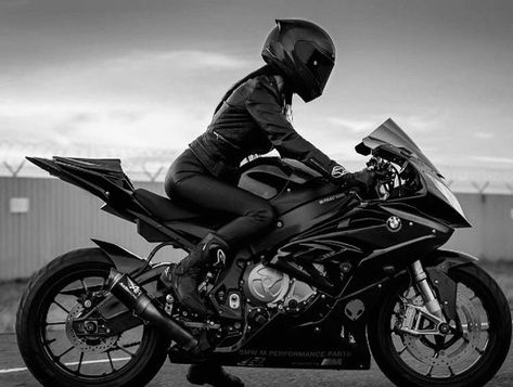 Xe Ducati, Biker Photography, Motos Vintage, Image Moto, Biker Photoshoot, Girls Foto, Bmw S 1000 Rr, Motos Honda, Motorcycle Aesthetic