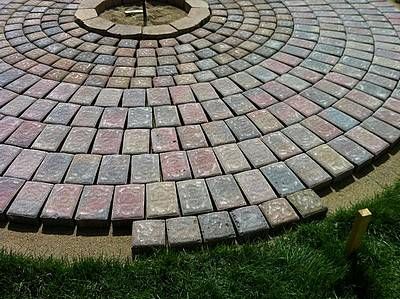 Diy Fire Pit Patio, Fire Pit Materials, Building A Patio, Brick Fire Pit, Raised Patio, Fire Pit Landscaping, Patio Projects, Fire Pit Ideas, Fire Pit Area