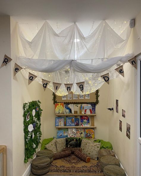 Classroom Cosy Corner, Cosy Area Eyfs, Cosy Story Corner Ideas Nursery, Preschool Quiet Area Ideas Cozy Corner, Primary School Reading Corner, Curiosity Approach Reading Area, Early Years Reading Area, Early Years Book Corner Ideas, Ks1 Reading Corner