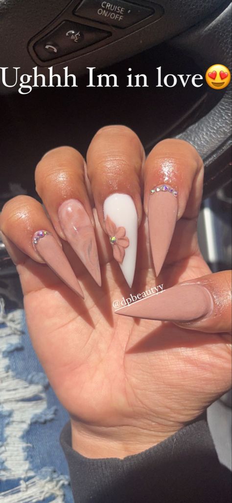 Almond Shape Design Ideas, Brown Stilleto Nails Design, Fall Almond Nails Ideas Brown Skin, Brown Nails Stiletto, Nude Stilletos Nails, Nude Matte Nails Design, Nude Stiletto Nail Designs, Fall Nails Stiletto, Stiletto Fall Nails