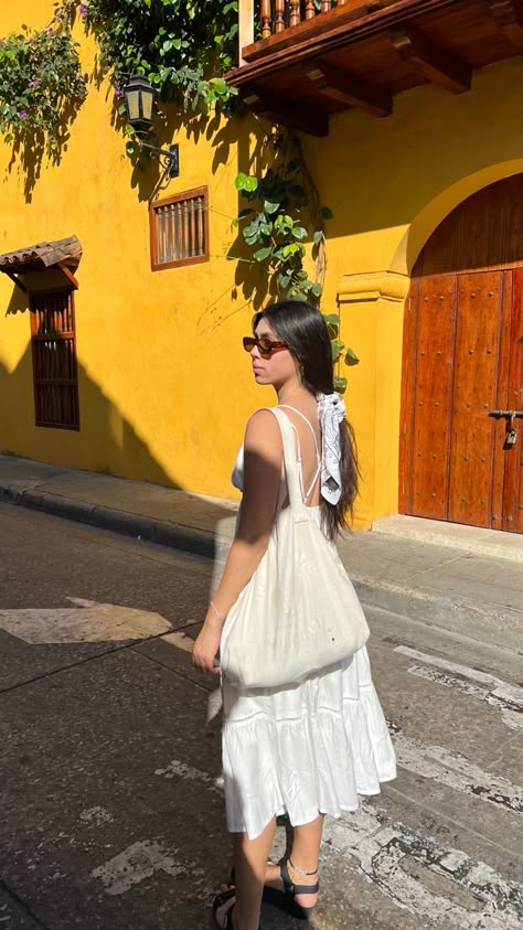 Vestido blanco
Ciudad vieja cartagena 
Tote bag outfits El Salvador Trip Outfits, Oaxaca Vacation Outfits, Colombian Aesthetic Outfits, Colombia Outfits What To Wear, Medellin Colombia Outfit, Guatemala Outfits Ideas, Cartagena Outfit Style, Colombian Outfits, Cartagena Colombia Outfit