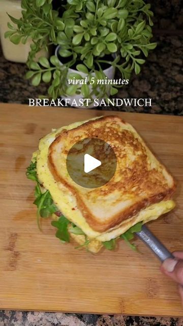 Fast Food Breakfast, Clean Eating Guide, Breakfast Sandwich Recipes, Brioche Bread, Gouda Cheese, Brunch Time, Bread Toast, Egg Sandwiches, Idee Pasto Sano