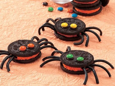 Spooky Spider Cookies  http://www.bettycrocker.com/recipes/spooky-spider-cookies/eb21cebc-c130-4715-aa3f-0e607aea3d27 Oreo Spider Cookies, Oreo Spiders, Buffet Halloween, Recetas Halloween, Decoration Buffet, Halloween School Treats, Spider Cookies, Halloween Fest, Easy Halloween Food