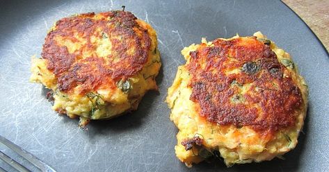 Fish Patties Recipes Mashed Potatoes, Potato Salmon Cakes, Air Fryer Fish Cakes Recipe, Salmon Patties Made With Mashed Potatoes, Salmon Patties With Mashed Potatoes, Salmon Potato Patties, Potato Crab Cakes, Canned Salmon Cakes, Salmon Potato Cakes