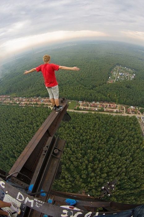 The Art Of ‘Roofing’ Standing On The Edge, Living On The Edge, Scary Places, Kamikaze, Get High, Crazy People, Extreme Sports, Parkour, Birds Eye View