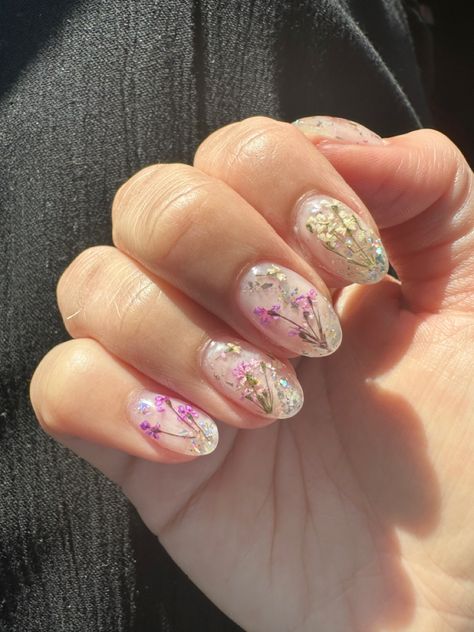 #nailart #naildesign #nailinspiration #nailideas #nailartideas #purple #white #flowers #flowernaildesigns Lilac Flower Nails, Wisteria Nails, Nails Purple Flower, Clear Sparkly Nails, Wildflower Nails, Dried Flower Nails, Purple Flower Nails, Grad Nails, White Gel Nails