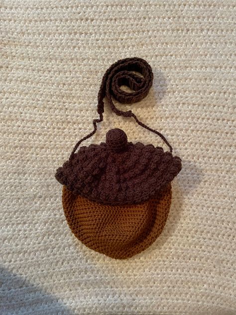 Crochet Fall Colors, Crochet Acorn Bag, Crochet Bag Animal, Crochet Fall Bag, Woodsy Crochet, Acnh Crochet, Crochet Patterns Purse, Goblincore Crochet, Animal Crossing Crochet