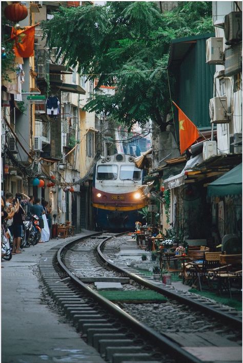 Hanoi, Vietnam Paranormal Aesthetic, Hanoi Old Quarter, Vietnam Holidays, Beautiful Vietnam, Vietnam Art, Vietnam Travel Guide, City Pictures, Train Pictures, Hanoi Vietnam