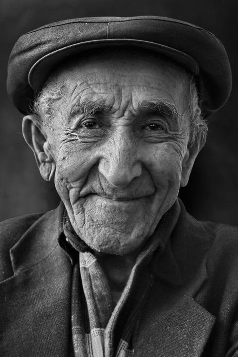 Black And White Photography Portraits, Old Man Portrait, Men's Portrait Photography, Shiny Happy People, Black And White Face, Old Portraits, Old Faces, Man Portrait, Man Photography