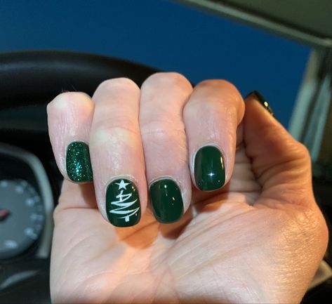 Green Nails With Tree Design, Christmas Nails 2023 Simple, Sns Green Nails, Christmas Nails Designs Green, Dark Green Christmas Nails Short, Green Nails With Christmas Tree, Green Holiday Nails Short, Christmas Gel Manicure Short Nails, Green Sparkle Christmas Nails