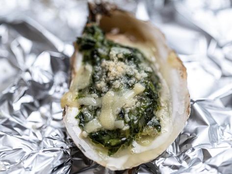 Oyster Rockefeller, Rockefeller Recipe, Cream Spinach, Hors Devours, Sauces Recipes, Oysters Rockefeller, Grilled Oysters, Be My Guest, Oyster Recipes