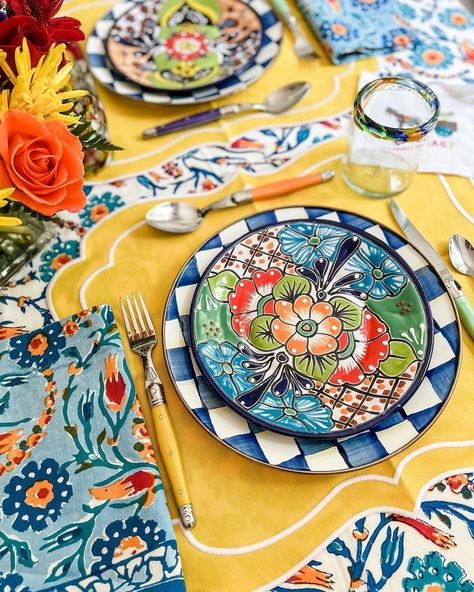 Taco Night Table Setting, Mexican Table Setting, Summer Table Centerpieces, Mediterranean Table, Blue Patio, Mexican Table, Summer Table Settings, Best Makeup Brushes, Taco Night