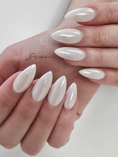 White Perle Nails, White Pearl Nails Design, Perle Nails, Pearl Nails White, Almond Nails Chrome, Pearl White Nails, Platinum Nails, Nails Pearl, White Almond Nails