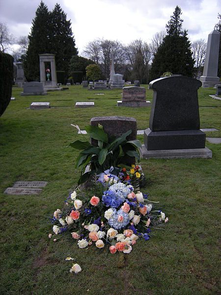 Seattle - Lake View Cemetery - flowers on grave