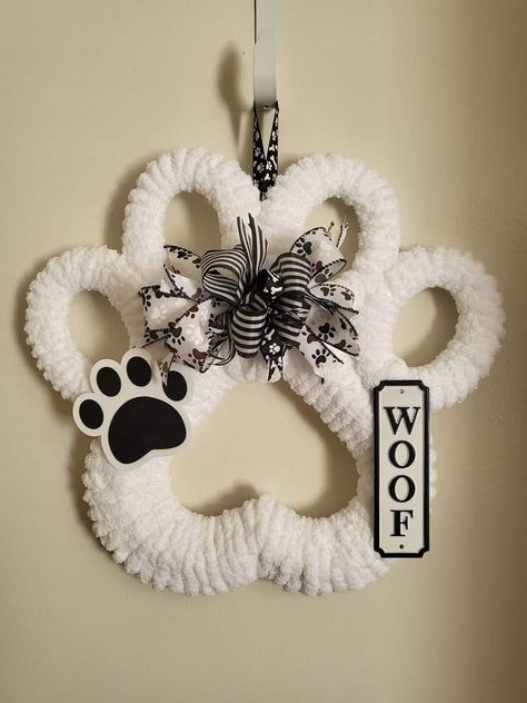 Dog Paw Wreath, Paw Wreath, Christmas Angels Diy, Dollar Tree Crafts Diy, Puppy Crafts, Picture Frame Wreath, Xmas Decorations Diy, Pet Wreath, Diy Floral Wreath