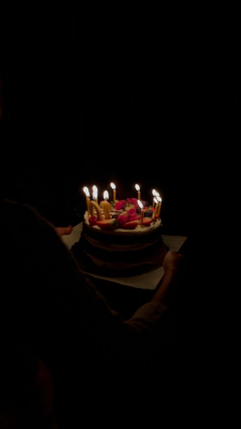 Birthday cake candles cake candles Cake Pics Birthday, Birthday Night Aesthetic, Birthday Cake Candles Aesthetic, Dark Cake Aesthetic, Birthday Cake Dark Aesthetic, Birthday Dark Aesthetic, Birthday Cake Story, Birthday Celebration Aesthetic, Cakes With Candles