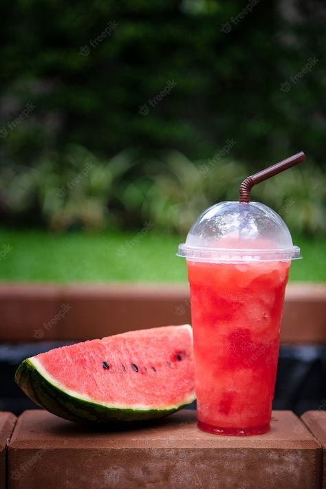 Premium Photo | Watermelon smoothie with fresh watermelon slices Watermelon Vodka Drinks, Royal Restaurant, Watermelon Juice Recipe, Watermelon Sangria, Watermelon Dessert, Menu Coffee, Watermelon Smoothie, Watermelon Cocktail, Watermelon Mojito