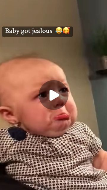 Funny Baby Videos Hilarious Kids, Newborn Baby Videos, Funny Kids Pictures, Goofy Emoji, Baby Crying Face, Baby Videos Cute, Baby Laughing Video, Grumpy Baby, Funny Babies Laughing