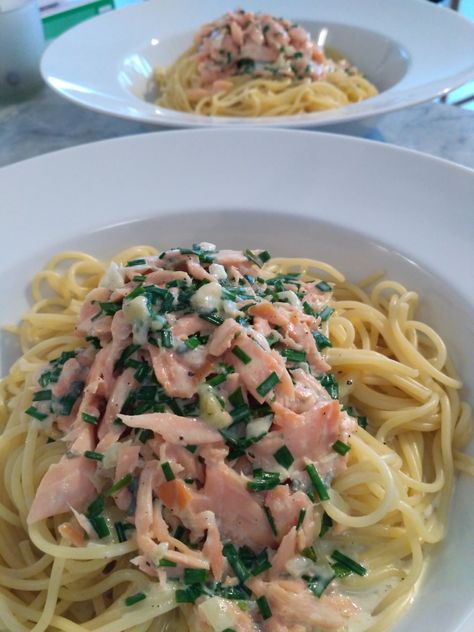 Spaghetti with creamy salmon-blue cheese sauce – with recipe / Spaghetti mit cremiger Lachs-Blaukäse-Sauce – mit Rezept  | spicysiam's Blog Smoky Salmon, Blue Cheese Pasta, Creamy Salmon, Olive Oil Pasta, Blue Cheese Sauce, Cream Pasta, Spaghetti Pasta, Italian Cooking, Italian Pasta