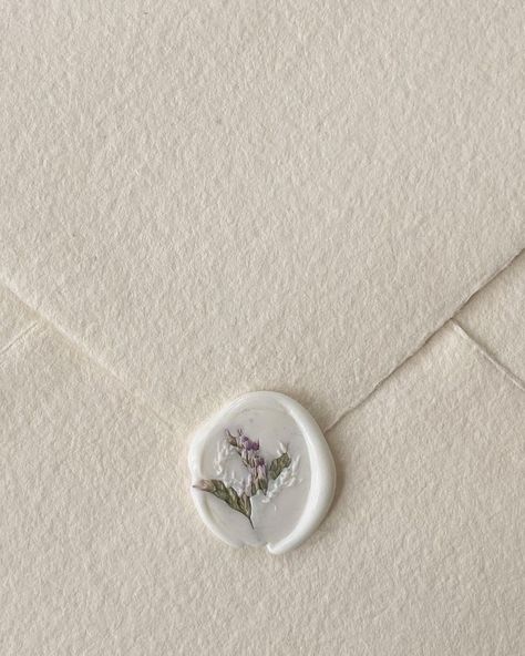 Wax seals with dried flowers are officially our favorite embellishment 🌾 | Instagram Aesthetic Letters Ideas, Letter Seal, Taylor Core, Classic Branding, Aesthetic Letters, Wax Stamp, Stamp Art, Text Art, Iphone Icon