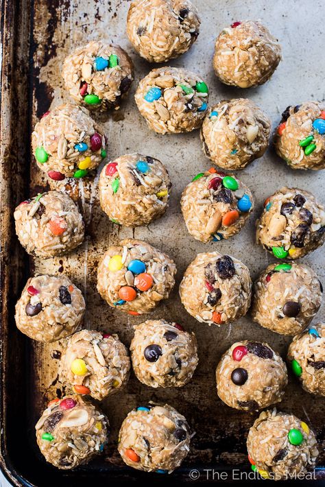 These easy to make Trail Mix Protein Bites make a delicious treat for your weekend adventures or a healthy after school snack. They are naturally gluten-free and can easily be made vegan. Everyone will LOVE this recipe!  | theendlessmeal.com Gluten Free Camping, Vegetarian Camping, Camping Food Ideas, Camping Food Make Ahead, Healthy Trail Mix, Camping Meal Planning, Healthy Camping Food, Camping Snacks, Camping Breakfast