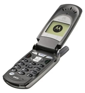 These were the classic flip phones that everyone used (and we miss them) - PhoneArena 2000s Flip Phone Aesthetic, 2000s Flip Phone, Motorola Flip Phone, Motorola Flip, Flip Phone Aesthetic, Motorola Phone, Phones For Sale, Pixel Camera, Motorola Razr